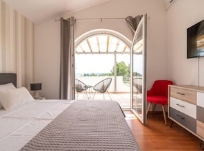 4 bedrooms, iron/ironing board, internet, bed sheets