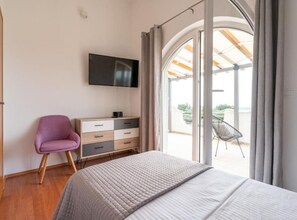 4 bedrooms, iron/ironing board, internet, bed sheets