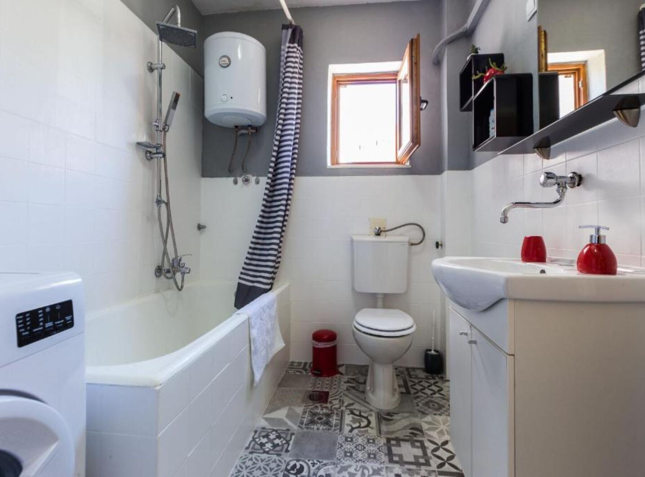 Une salle de bain avec une baignoire, des toilettes et un lavabo.