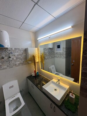Séchoir à cheveux, serviettes fournies, savon, papier de toilette