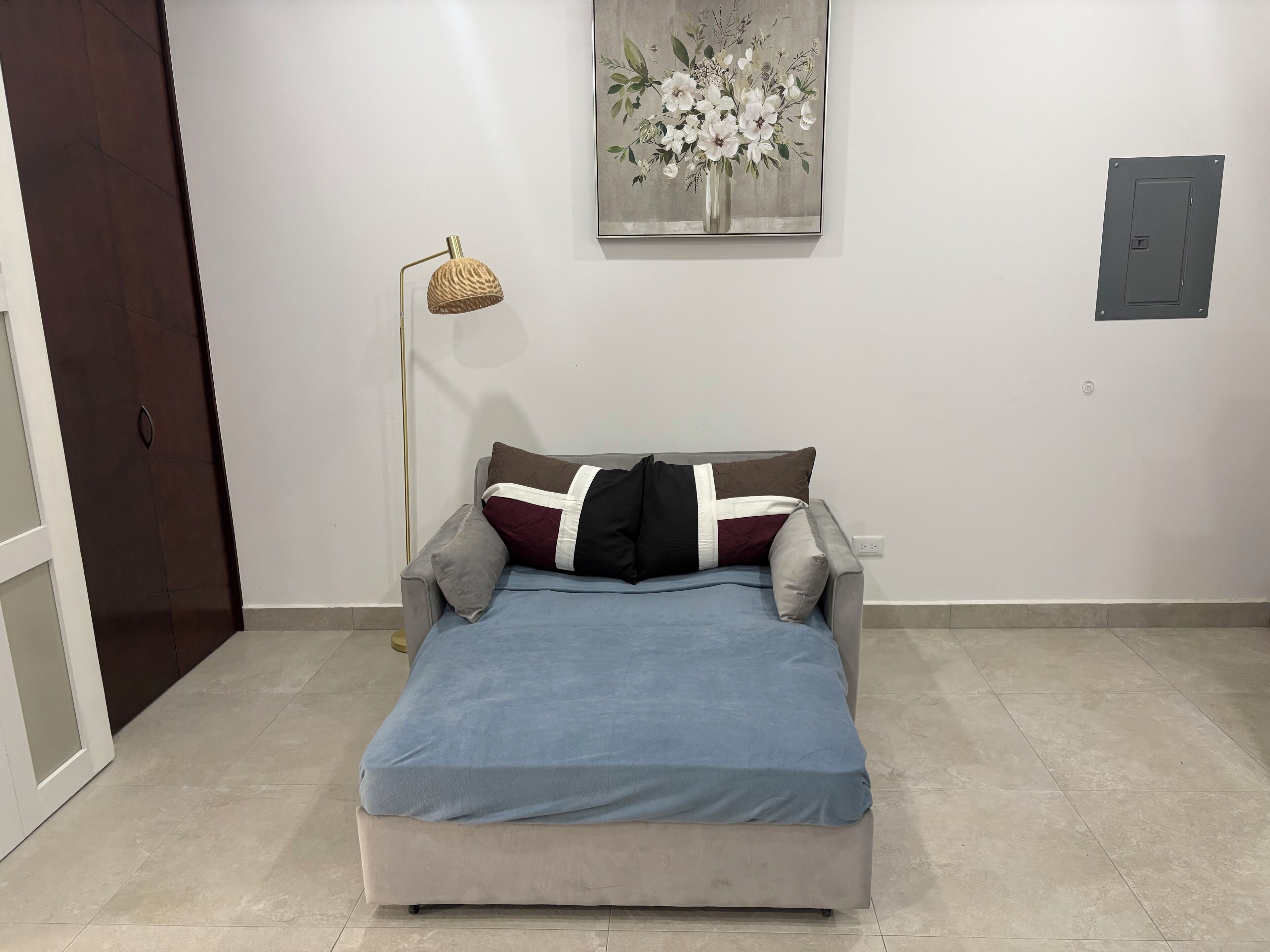 1 bedroom, desk, laptop workspace, soundproofing