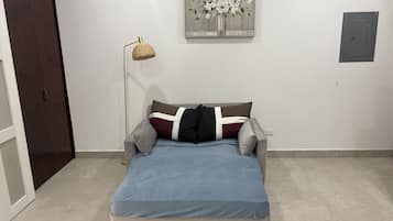 1 habitación, escritorio y espacio para trabajar con laptop