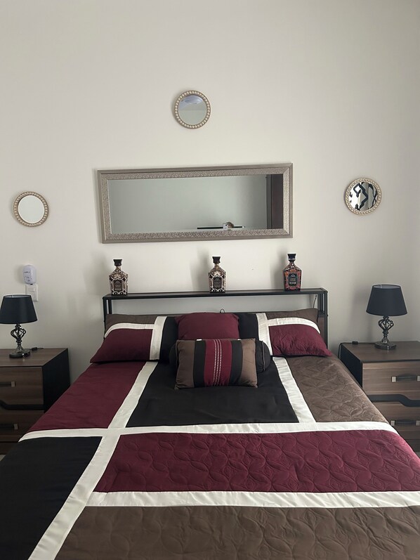 1 غرفة نوم ومكتب ومساحة عمل للكمبيوتر المحمول وتجهيزات عازلة للصوت