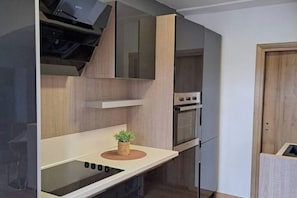 Fridge, oven, dishwasher, coffee/tea maker