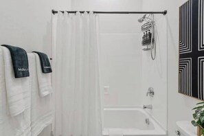 Haartrockner, Handtücher, Seife, Toilettenpapier