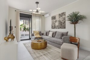 THREE BEDROOM APARTMENT | Área de estar | Smart TV 140 cm com canais a cabo