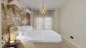 Un dormitorio con una cama grande, una mesita de noche, una lámpara y un aire acondicionado instalado en la pared.