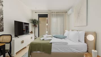 STUDIO APARTMENT | 3 bedrooms, blackout drapes, iron/ironing board, free WiFi