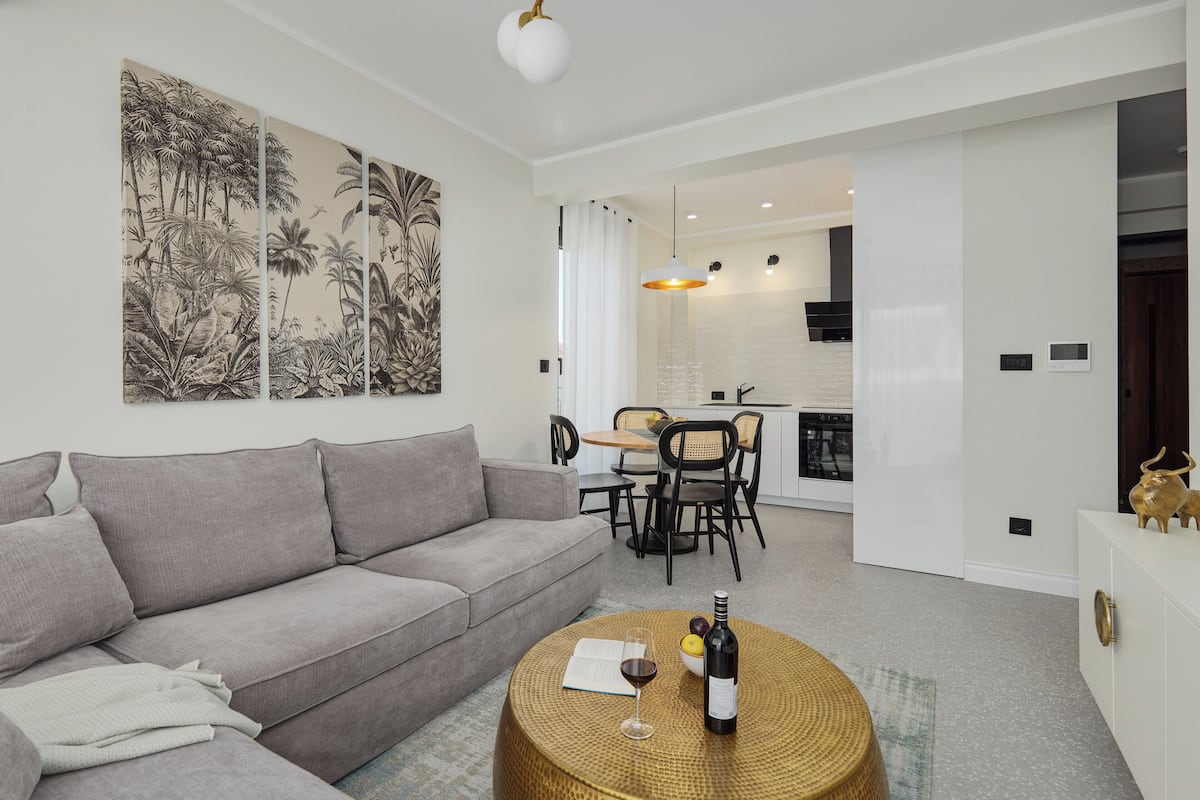 ONE BEDROOM APARTMENT | Área de sala de estar | Smart TV de 140 cm con canales por cable