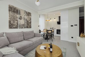 ONE BEDROOM APARTMENT | Living area | 140-cm Smart TV with cable channels - Dimitris Residence (Tivat)