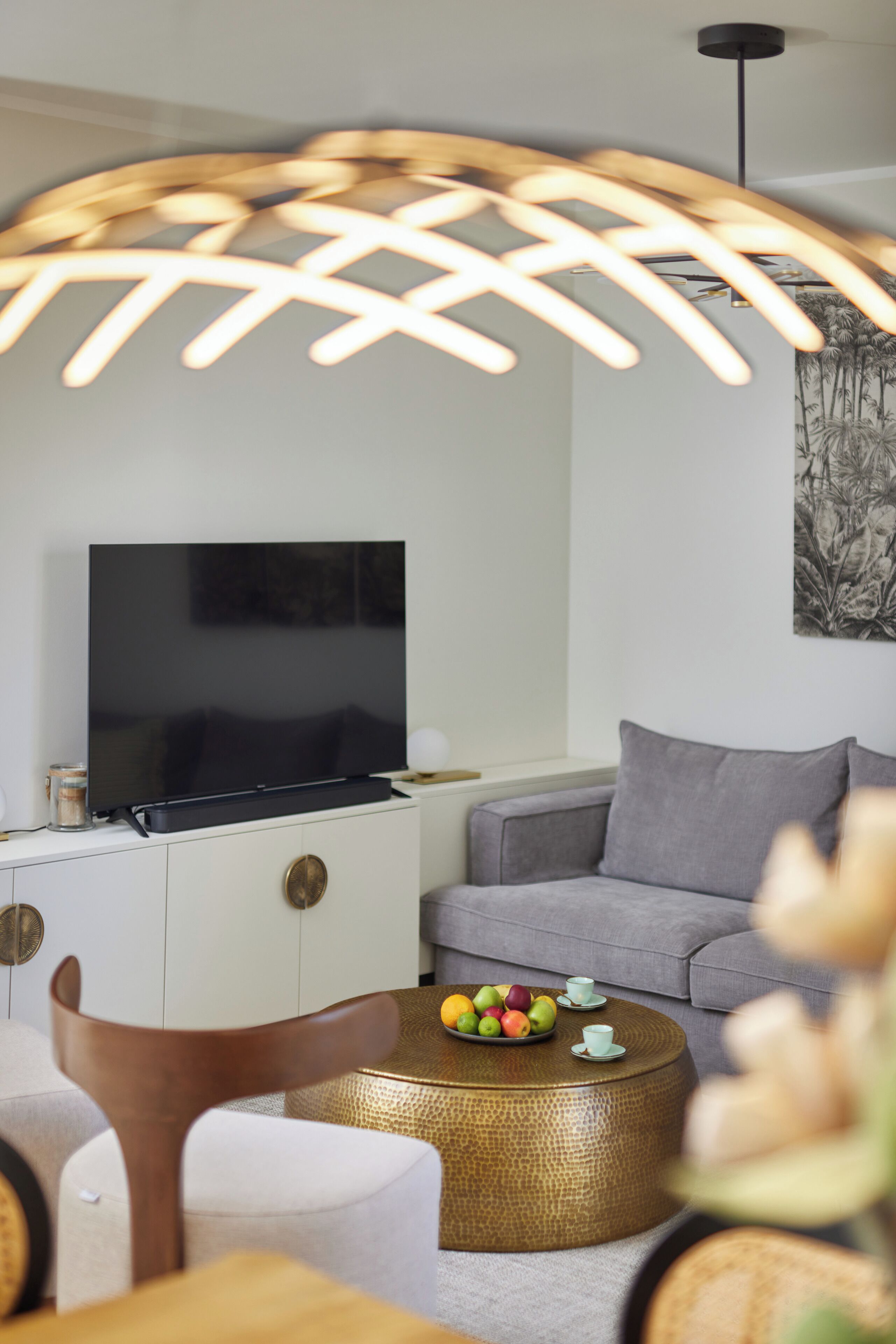 THREE BEDROOM APARTMENT | Área de sala de estar | Smart TV de 140 cm con canales por cable 