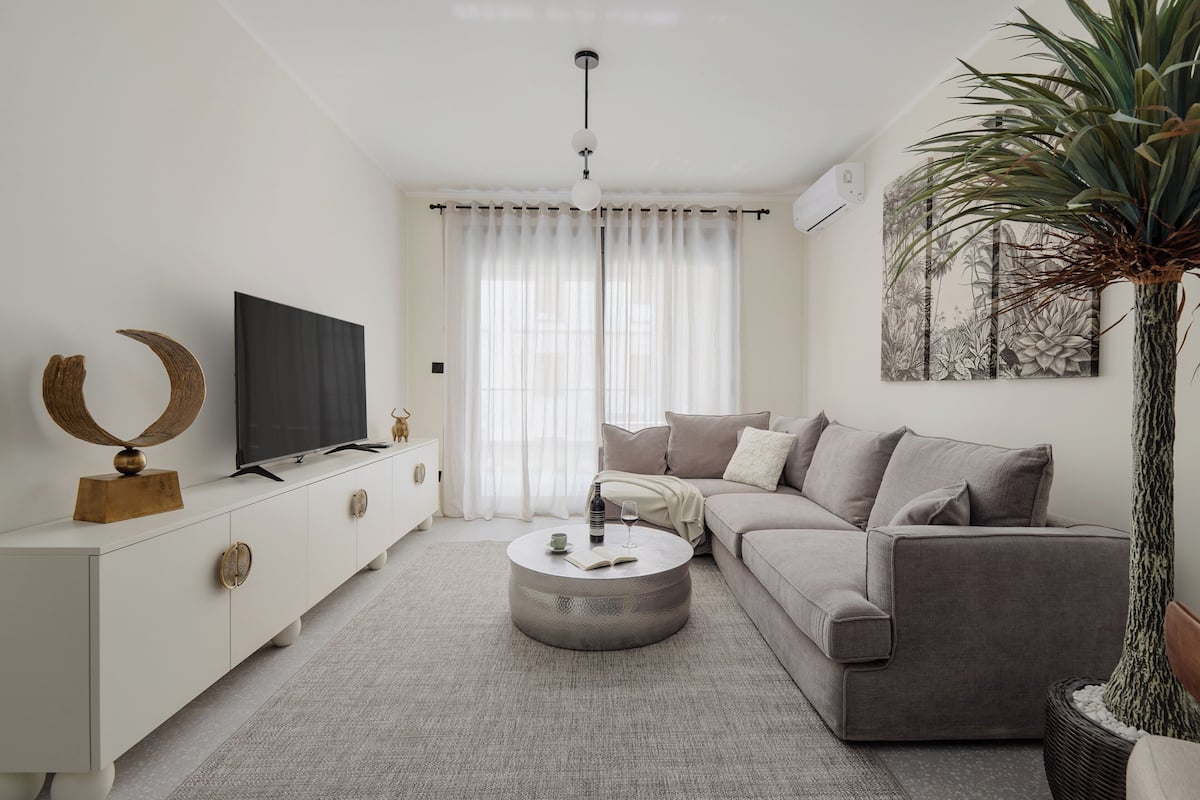 TWO BEDROOM APARTMENT | Área de sala de estar | Smart TV de 140 cm con canales por cable