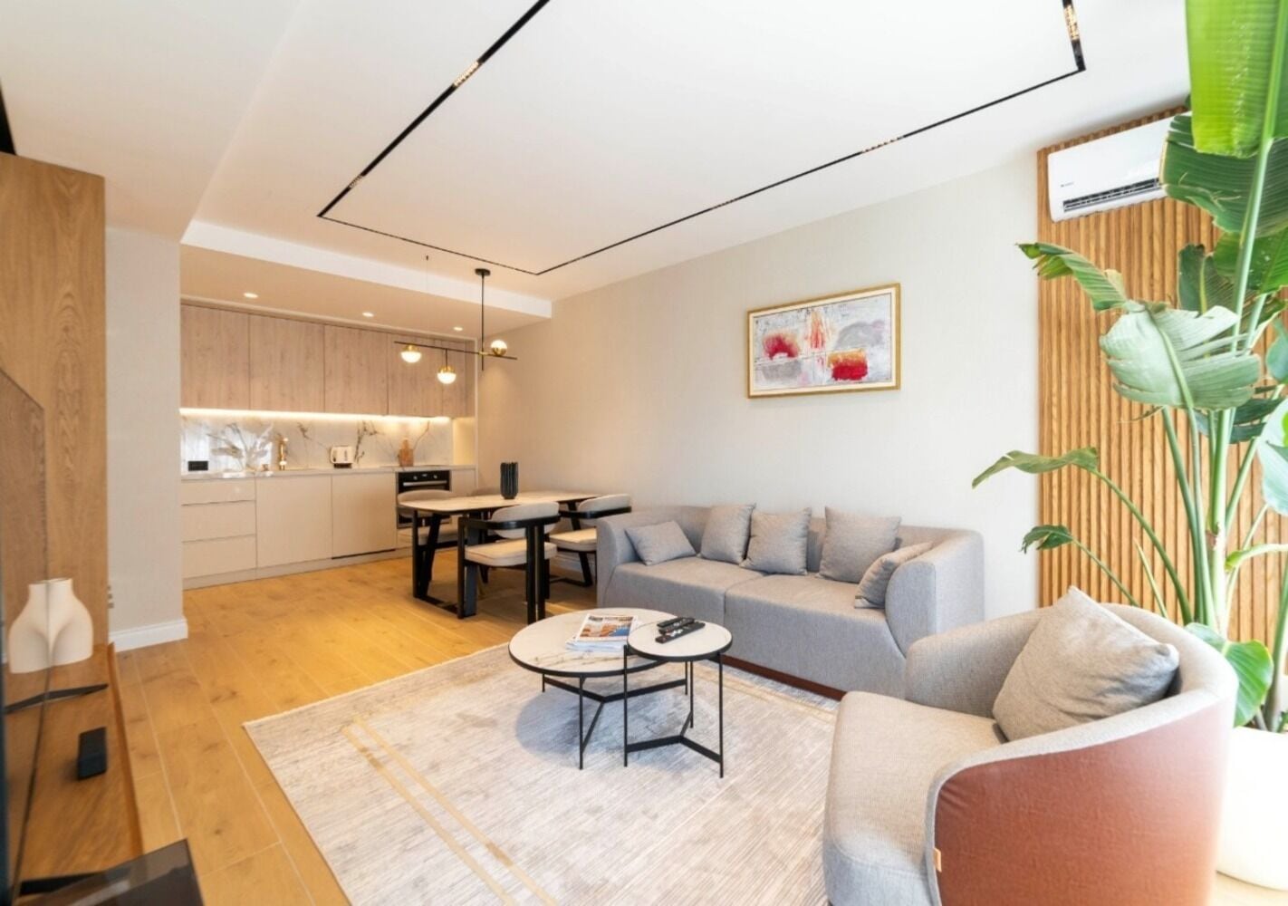 Exclusive Apartment | Ruang tamu | 140 cm sebuah televisyen pintar dengan kabel 