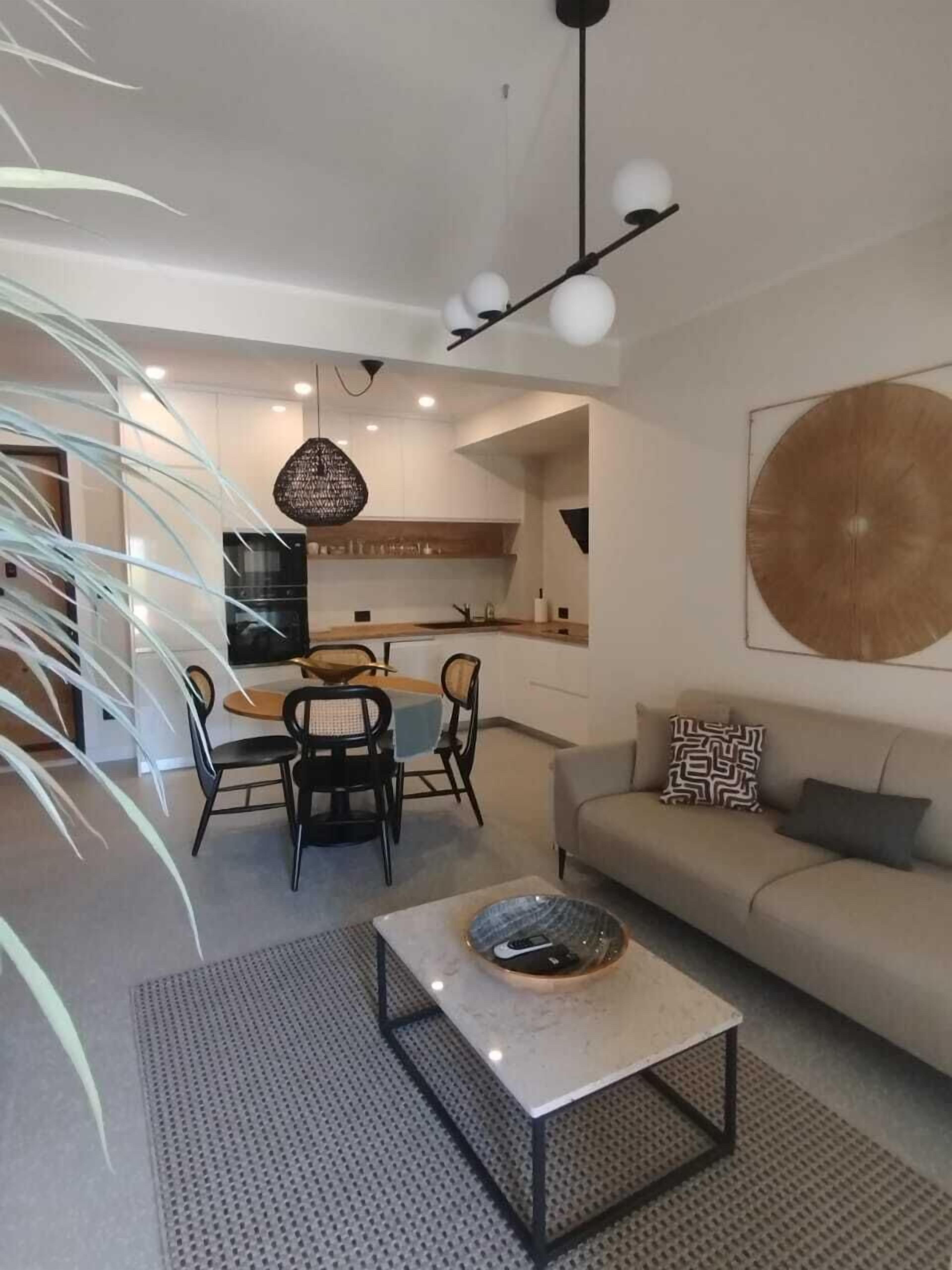 ONE BEDROOM APARTMENT | Área de sala de estar | Smart TV de 140 cm con canales por cable 