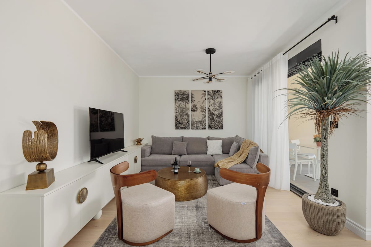 THREE BEDROOM APARTMENT | Área de sala de estar | Smart TV de 140 cm con canales por cable