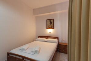 Basic Double or Twin Room, Balcony, City View | Minibar, desk, free WiFi, bed sheets - Timi Hotel (Sarandë)