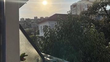 Habitación triple básica, balcón, vista a la ciudad | Vista del balcón