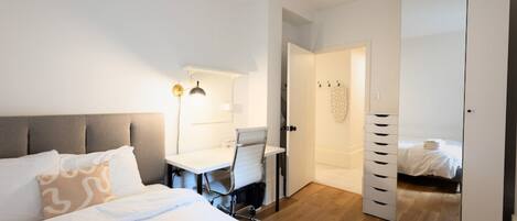 3 habitaciones, tabla de planchar con plancha, wifi y ropa de cama