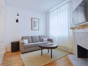 Smart TV - The Bergen - 3 bedrooms,1.5 bathroom Apartment in Montreal Downtown With Parking (Montréal)