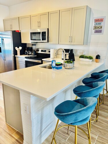 Resort-Style 2-Bedroom Townhome with Pool, WiFi, and AC in Sarasota