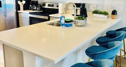 Resort-Style 2-Bedroom Townhome with Pool, WiFi, and AC in Sarasota