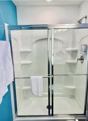 Sèche-cheveux, serviettes fournies, savon, shampoing