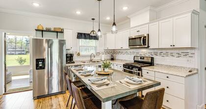 18 Mi to FSU: Quaint Cottage on 8 Acres w/ Grill!