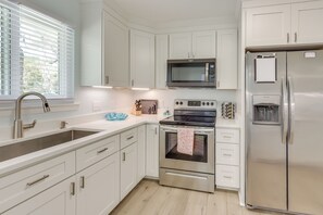 Dishwasher, coffee/tea maker, cookware/dishes/utensils, dining tables - 5 Mi to Dtwn Beaufort: Home w/ Screened-In Patio (Port Royal)