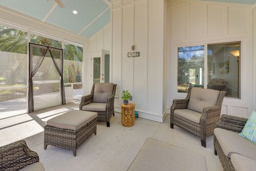 5 Mi to Dtwn Beaufort: Home w/ Screened-In Patio