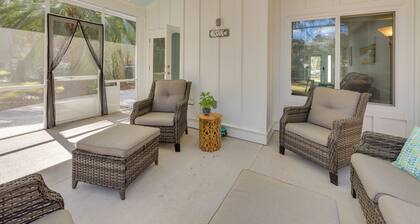 5 Mi to Dtwn Beaufort: Home w/ Screened-In Patio
