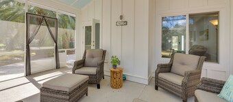 5 Mi to Dtwn Beaufort: Home w/ Screened-In Patio