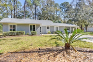 Exterior - 5 Mi to Dtwn Beaufort: Home w/ Screened-In Patio (Port Royal)