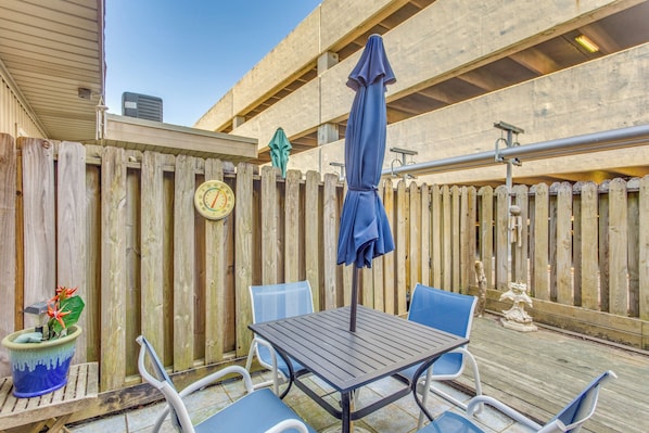 Outdoor dining - Walk to Myrtle Beach: Townhome w/ Pool Access (Myrtle Beach)