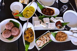 Daily cooked-to-order breakfast (LKR 2300 per person)