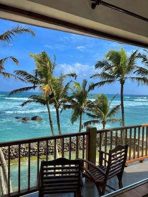 A balcony with a view of the ocean and palm trees. - Lakraj Heritage (Matara)