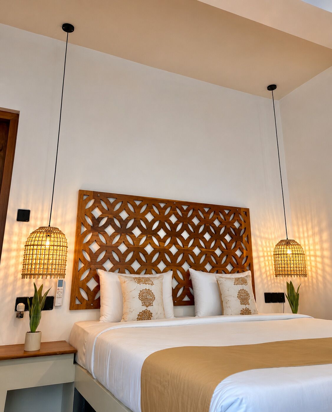 Deluxe Double Room, Balcony, Sea View | Minibar, in-room safe, blackout drapes, soundproofing