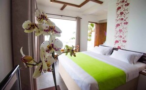 Habitación Deluxe doble, balcón, vistas al mar | Caja fuerte, cortinas opacas, tabla de planchar con plancha