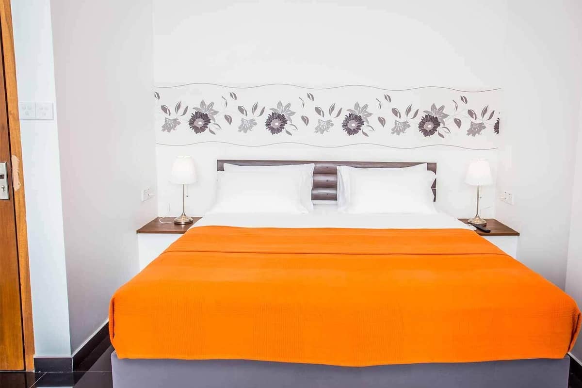 Classic Double Room, Balcony, Garden View | Peti besi dalam bilik, langsir/tirai gelap terus, kalis bunyi