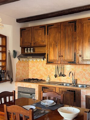 Kühlschrank, Mikrowelle, Ofen, Wasserkocher mit Kaffee-/Teezubehör