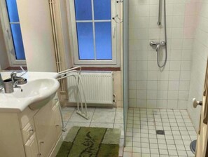 SĂšche-cheveux, serviettes fournies, papier toilette