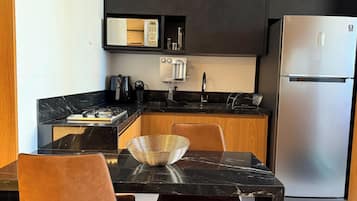 Premium Apartment, City View | Private kitchen