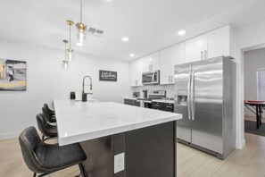 Private kitchen - Perfect for Large Group 5BD+3BA Free Parking (Mesa)