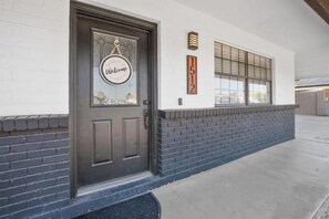 Exterior detail - Perfect for Large Group 5BD+3BA Free Parking (Mesa)