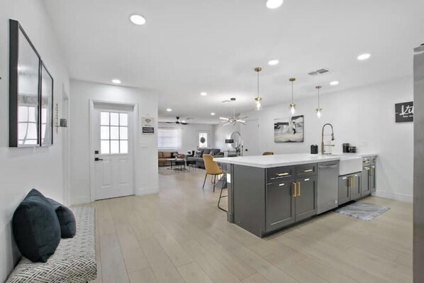 Interior - Perfect for Large Group 5BD+3BA Free Parking (Mesa)