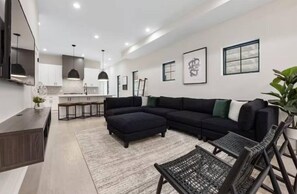 Smart TV - New Build- Luxury Spacious Home- 3 Living rooms Safe neighborhood w/ kids park. (Columbus)