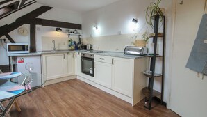 冰箱、微波炉、烤面包机、厨具/餐具