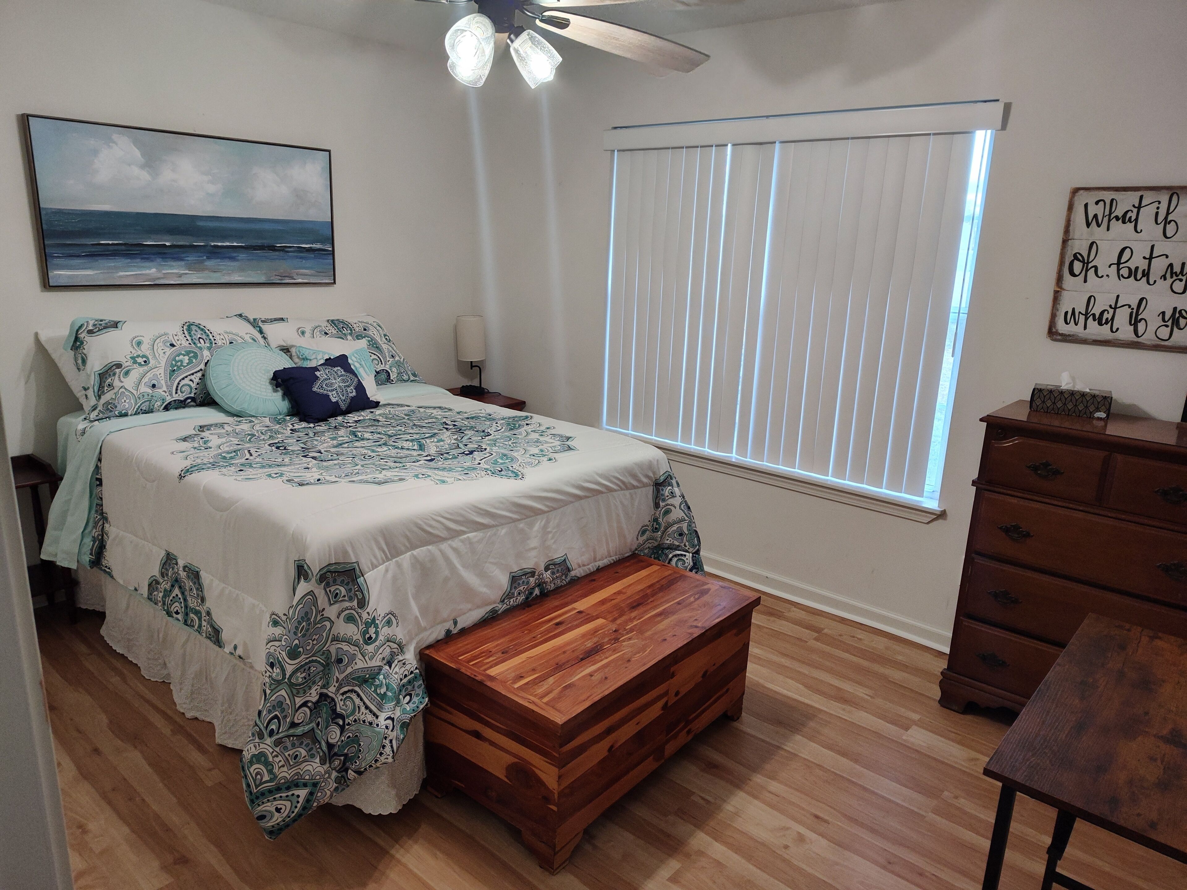 3 bedrooms, desk, WiFi, bed sheets
