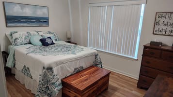 3 bedrooms, desk, WiFi, bed sheets