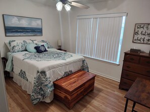 3 bedrooms, desk, WiFi, bed sheets
