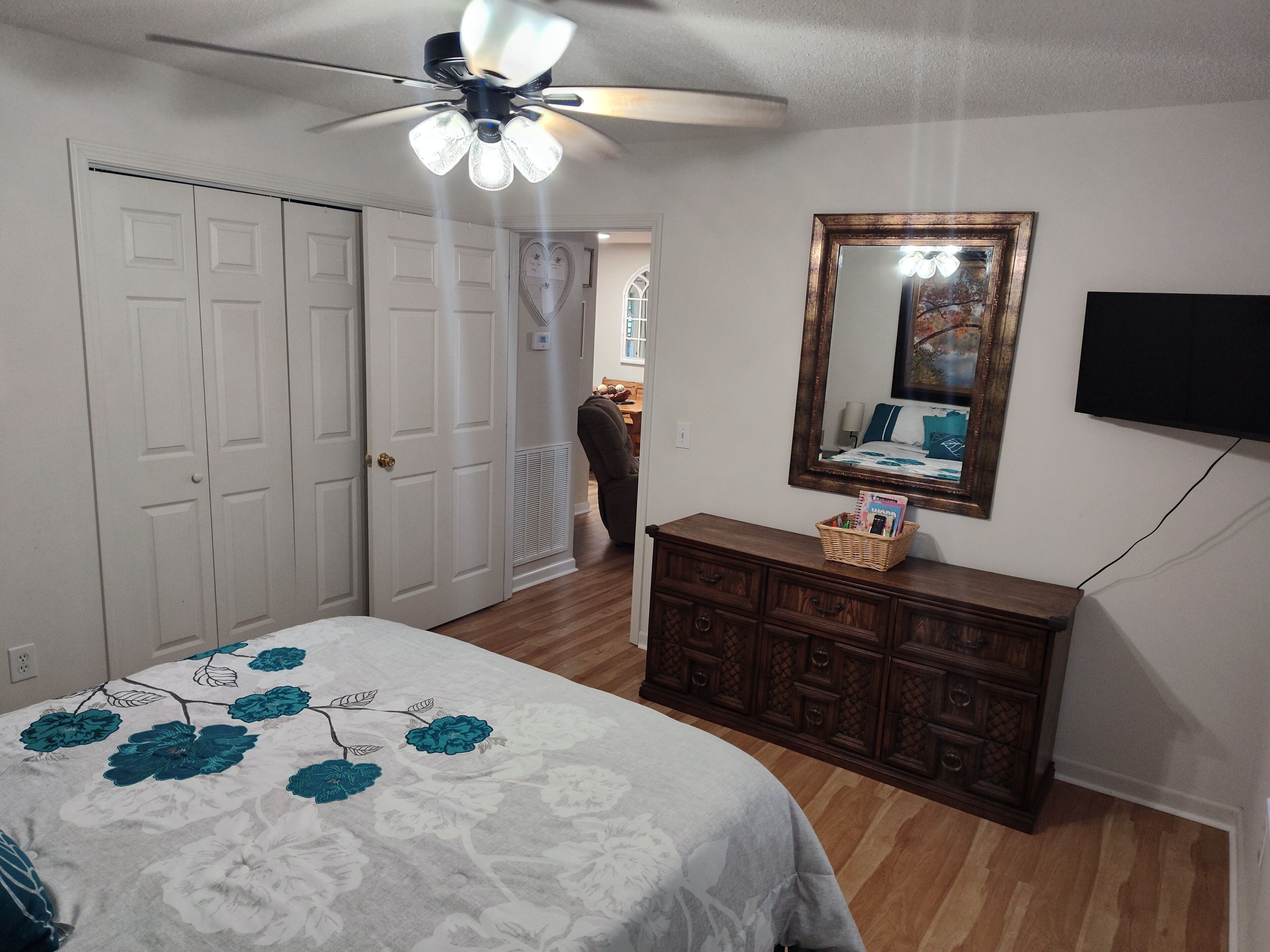 3 bedrooms, desk, WiFi, bed sheets